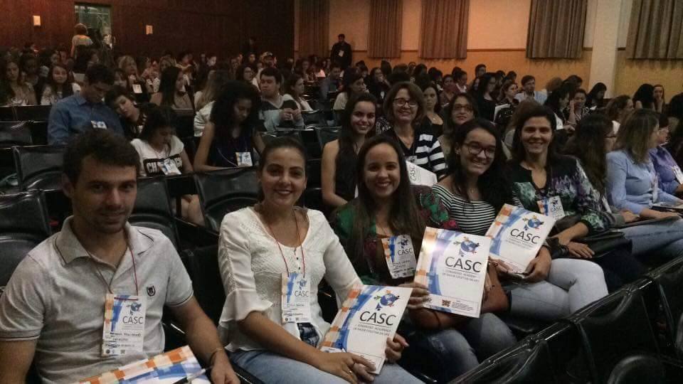 Acadêmicos de Fisioterapia com a gestora do curso, Silvia Helena
